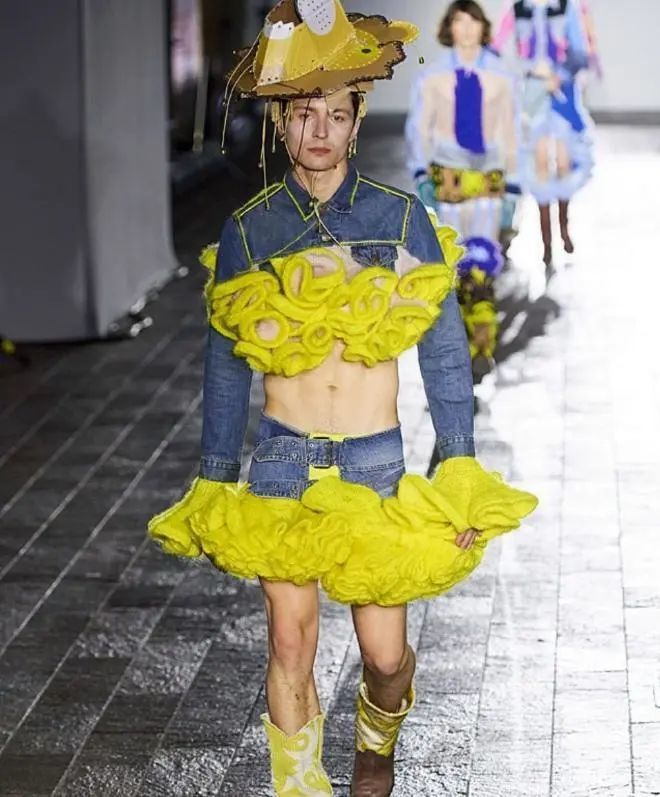 的男模10,裹在气球里的模特9,时尚针织套装8,风琴裤7,扛着同伴走秀7