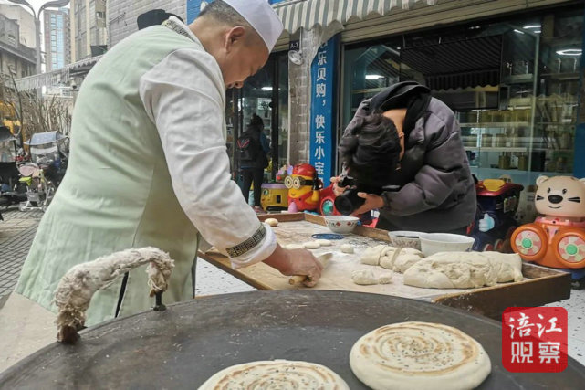 小饼子大美味！央视《味道》栏目聚焦盐亭“火烧馍”_腾讯新闻