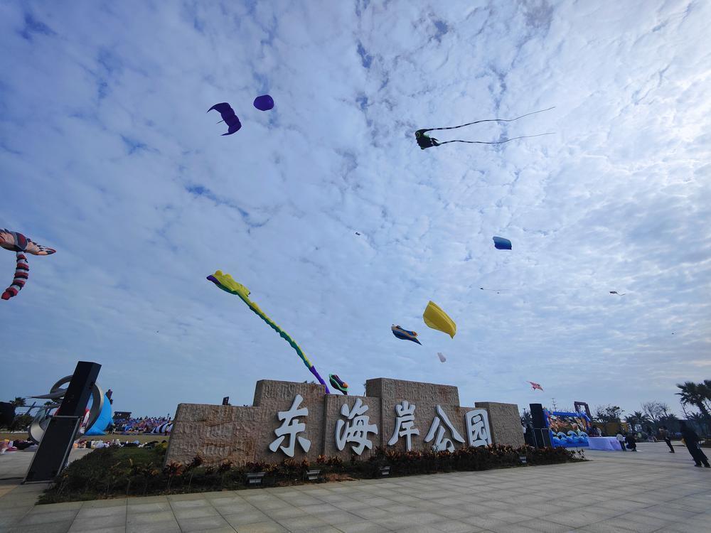 视频图集海鲜飞上天汕头东海岸公园风筝齐舞