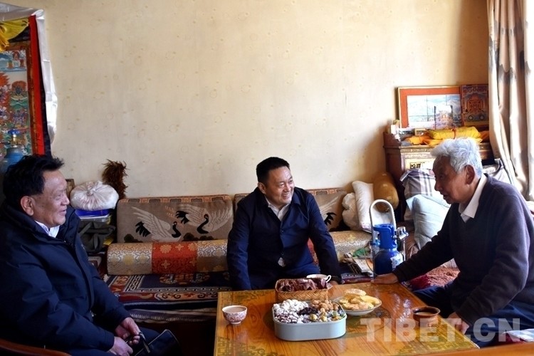 省级领导干部珠康·土登克珠,策墨林·单增赤列,甲热·洛桑丹增家中