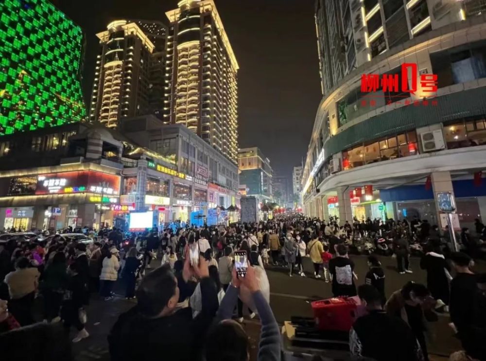 也是人人人晚上下班到五星商业步行街逛街就连家旁边的螺蛳粉店都爆满