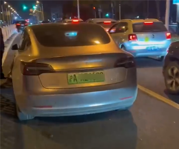 上海一特斯拉再现失控事故：成道路护栏“终结者”