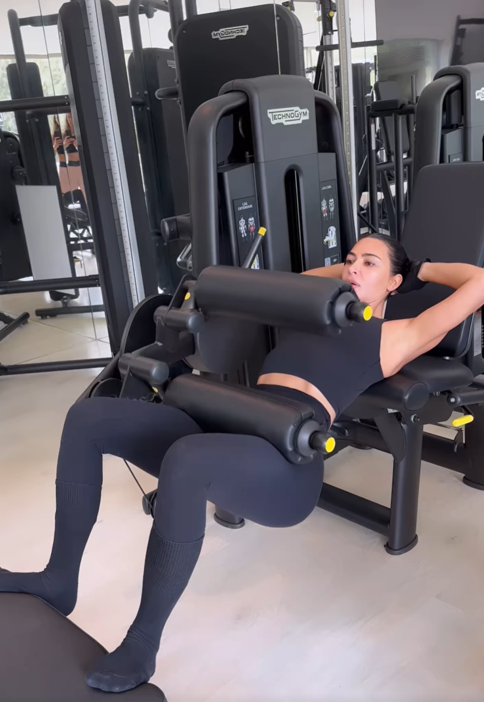 42岁金·卡戴珊公开健身过程,小短腿很可爱,饱满的背影被热议