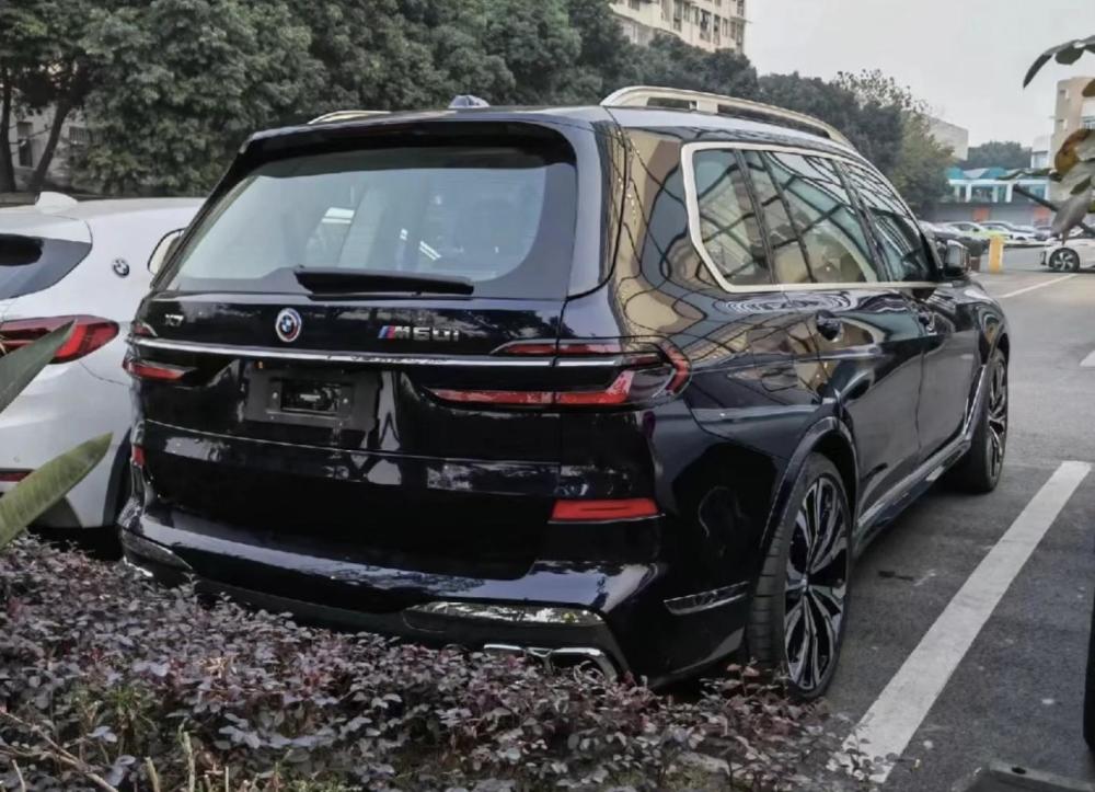 配置高动力强价格高中期改款宝马x7m60i到店实拍图曝光