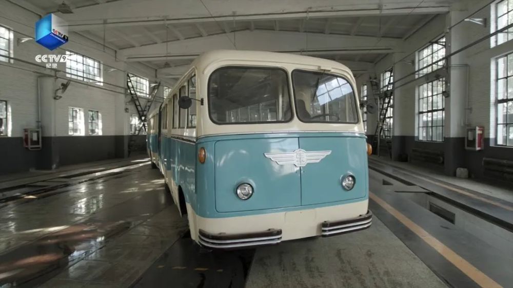 轨电车"京一型"我国自主研发的第一辆公共汽车"五七型"1956年10月17日