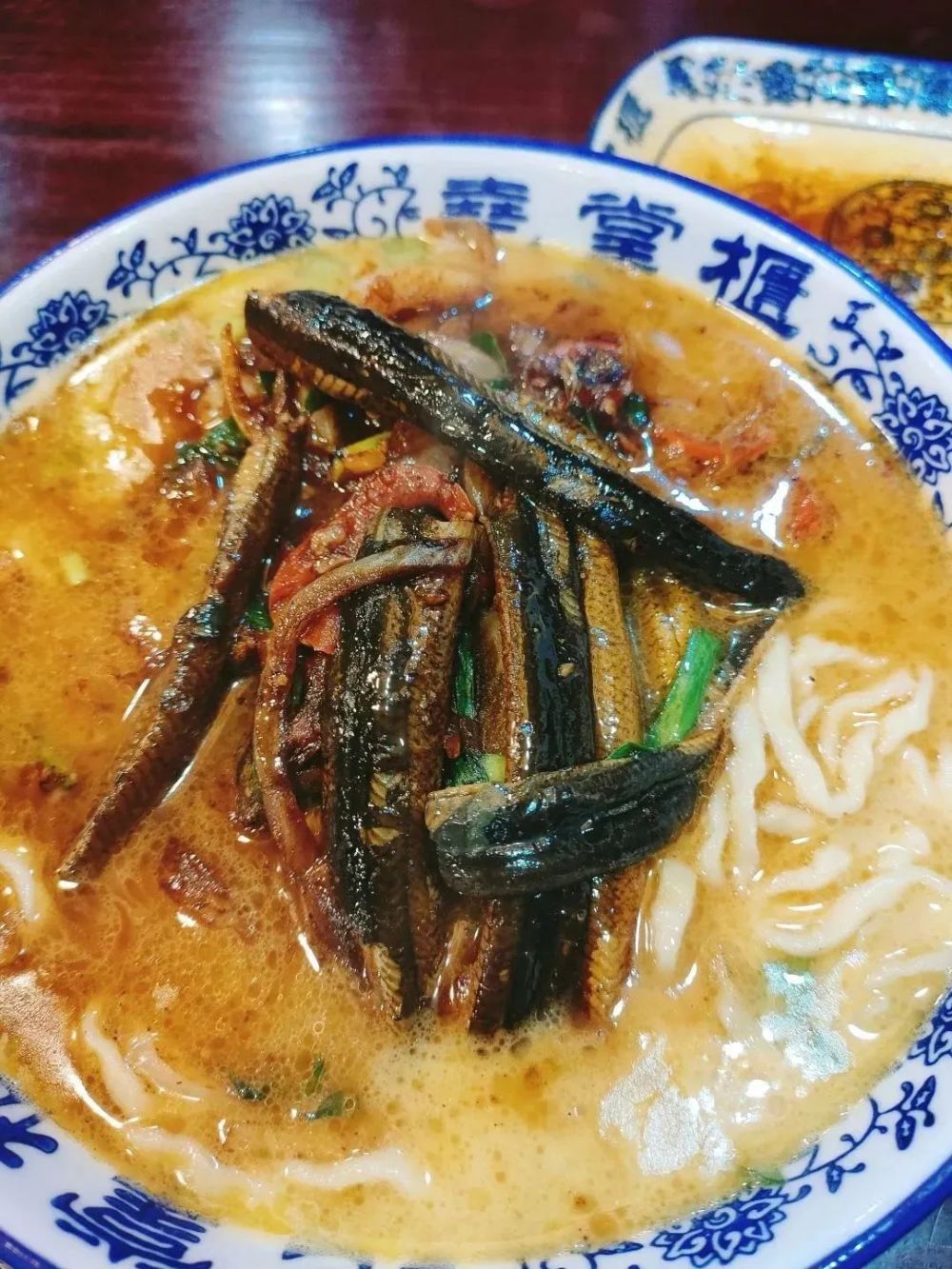 淮安人爱吃长鱼面,长鱼面全靠一份奢侈的浇头——大名鼎鼎的淮扬名菜"