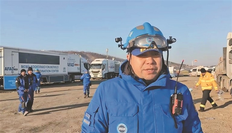 瞒着女儿出国,救援时挂断女儿电话,-10℃围着火堆睡