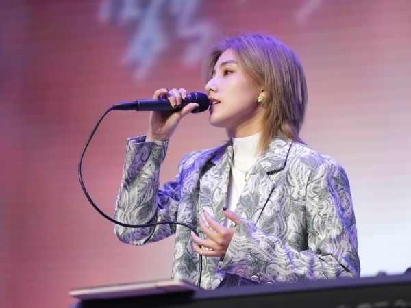 歌手唐菲用在此歌唱在场企业家