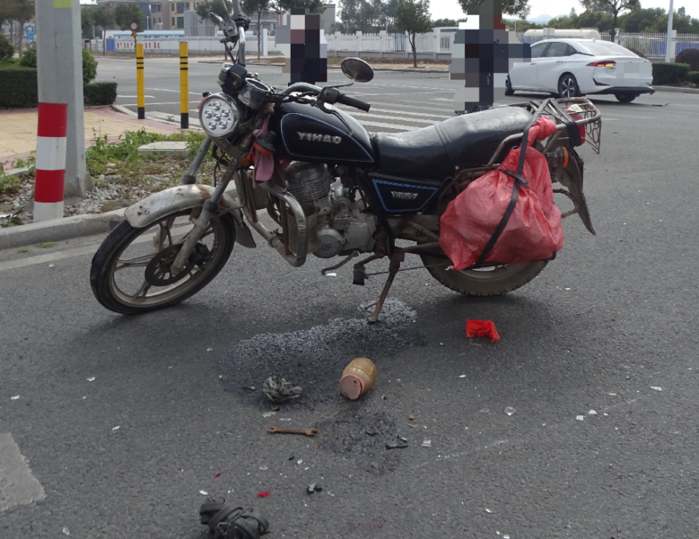 漳州一摩托車闖紅燈,與對向小車發生碰撞……_騰訊新聞