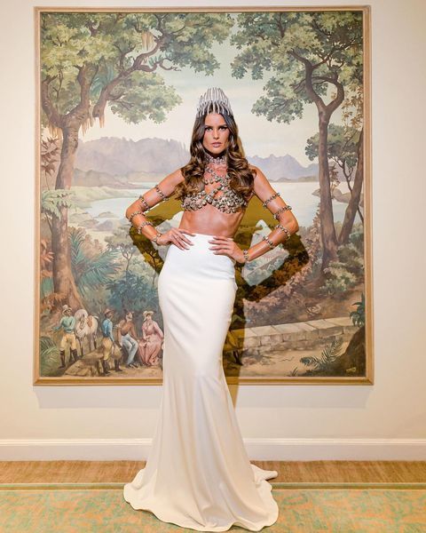 38岁巴西超模狂欢节当女王！“钻石胸衣”惊艳，和钢铁腹肌真相配