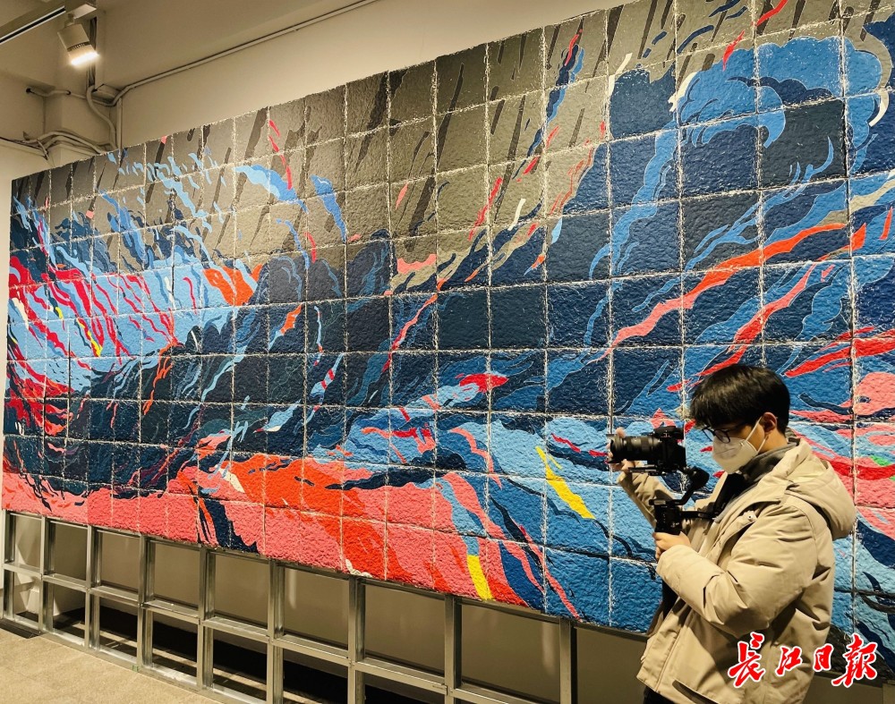 他搭建了一艘“美术馆船”，从长江驶入大海_腾讯新闻