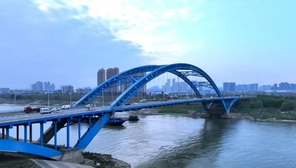 长丰桥位于武汉市三环线西段,是跨越汉江的一座特大型桥梁,于2001年