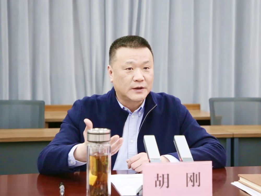 胡刚指导县农业农村局党组2022年度民主生活会时强调实现六个提升作