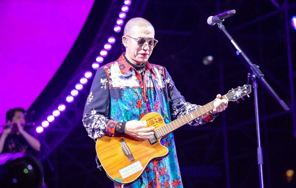 梁龙,摇滚乐队二手玫瑰的主唱.