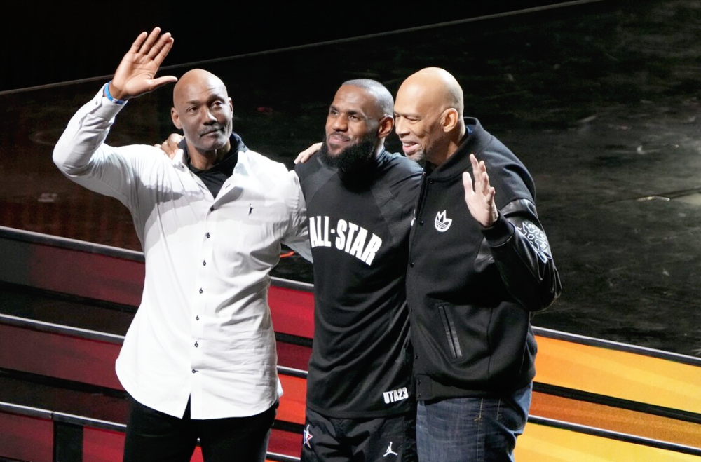 贾巴尔和马龙在全明星赛上致敬詹姆斯,他值得认可,这毋庸置疑_腾讯