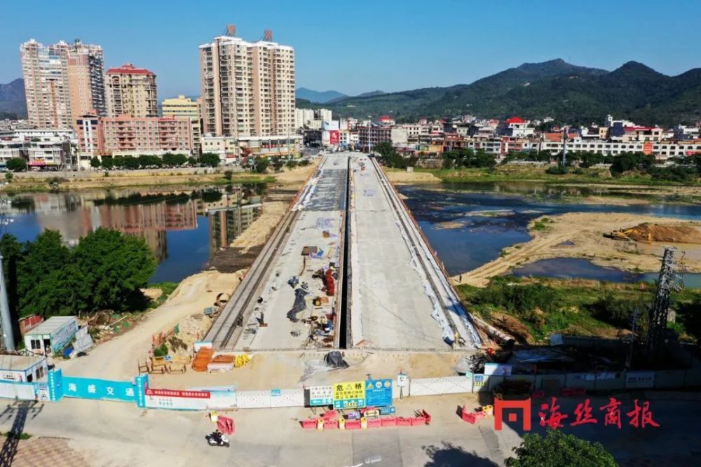改造工程正在火热施工中,洪濑大桥及连接线路面