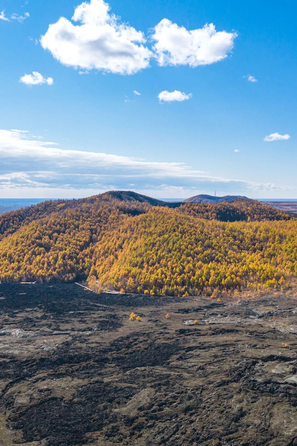 ▼(黑龍江五大連池,畫面中大面積黑灰色區域是火山岩組成的石海,圖片