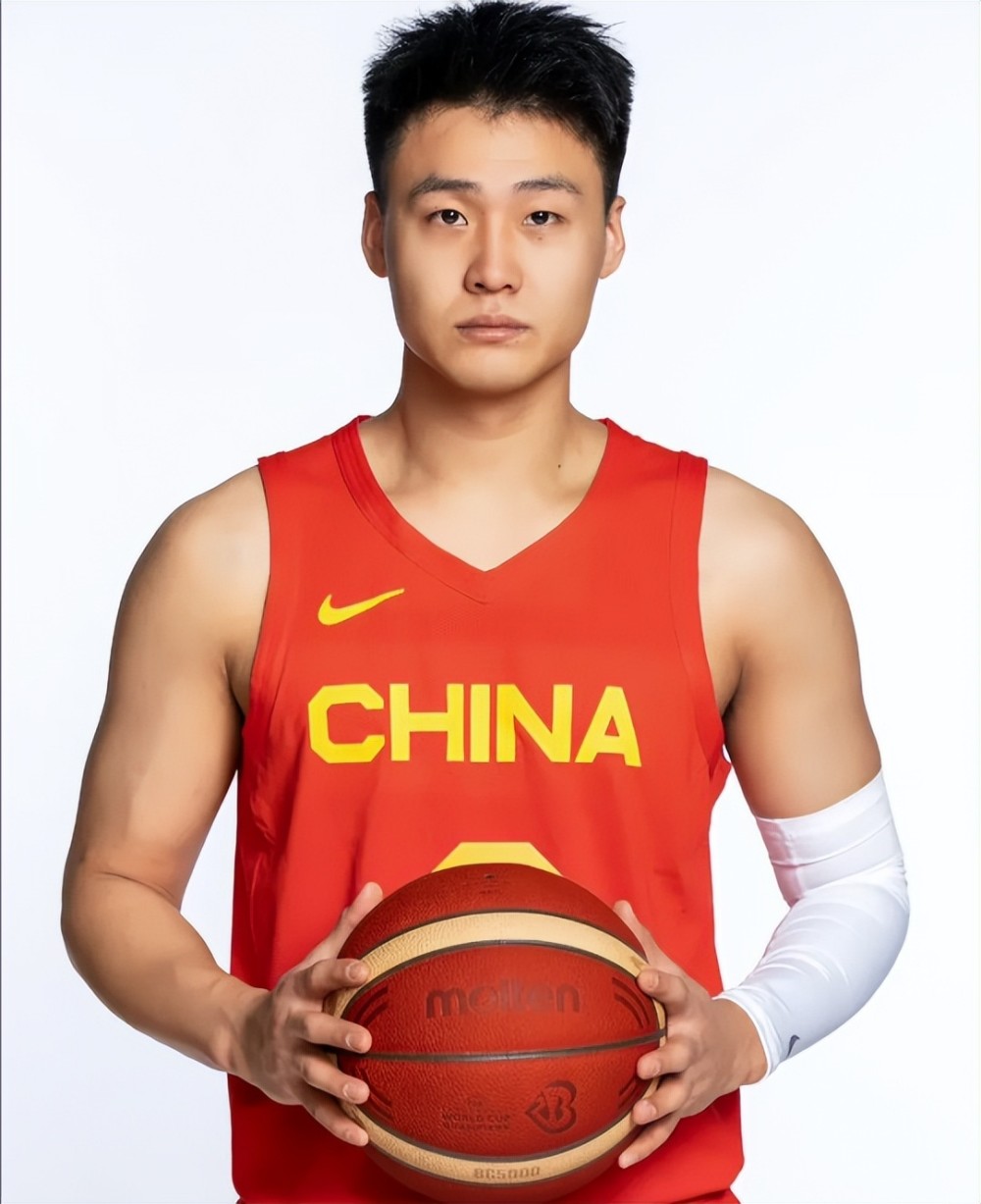 世预赛中国男篮定妆照出炉周琦明显壮了张镇麟改变了形象