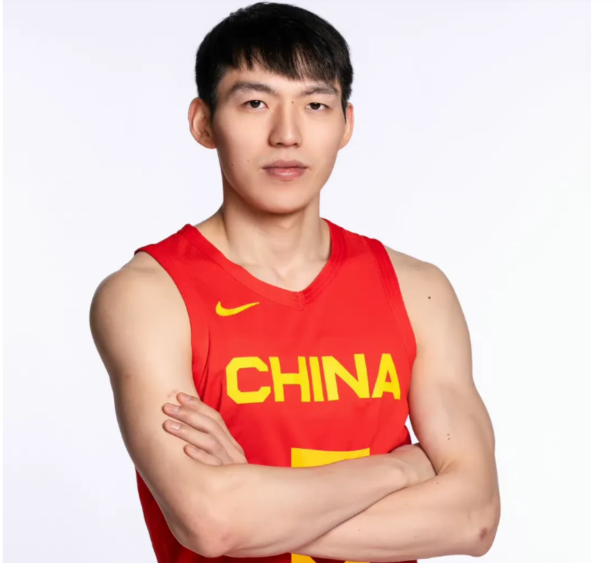 世预赛中国男篮定妆照出炉周琦明显壮了张镇麟改变了形象