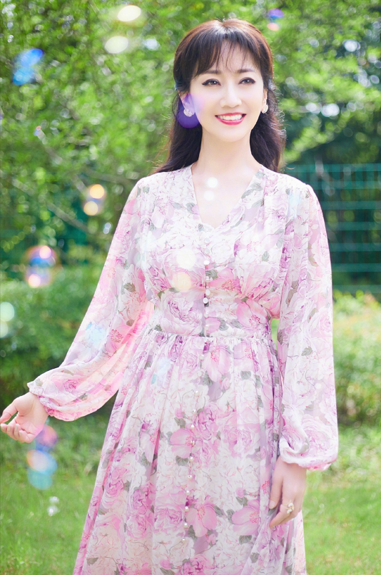 视野的最近,同事们在办公室聊天▲"不老女神"赵雅芝刘若彤同款衣服