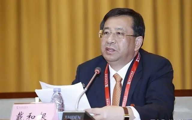 【创始人父亲为央企一把手】据新业财经报道,戴威的父亲戴和根,曾任