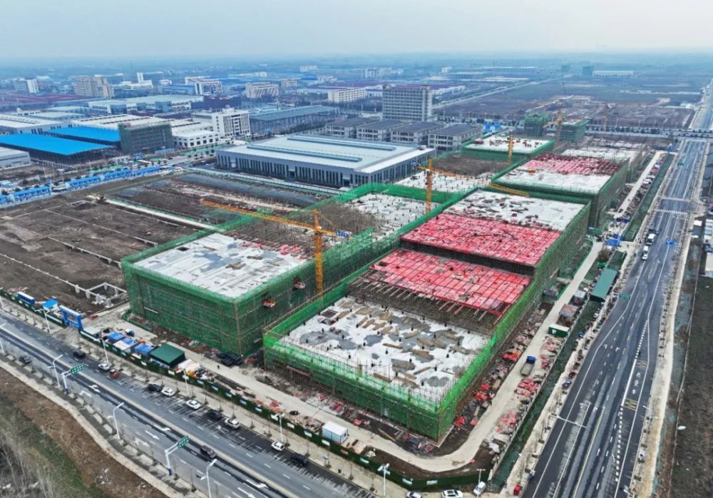 在呈现一片大开发,大建设,大发展景象的寿县新桥国际产业园中,一座新