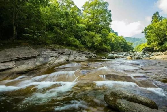 春游芜湖|万年台景区邀你逛鸳鸯谷,赏新月湖,探牛鼻洞,钻水帘洞,住梦