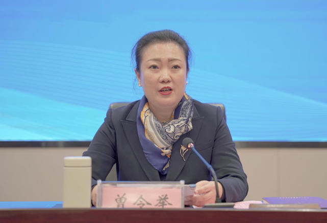 下午,宜宾市委副书记曾令举在交流座谈会上作题为《深入贯彻落实党的