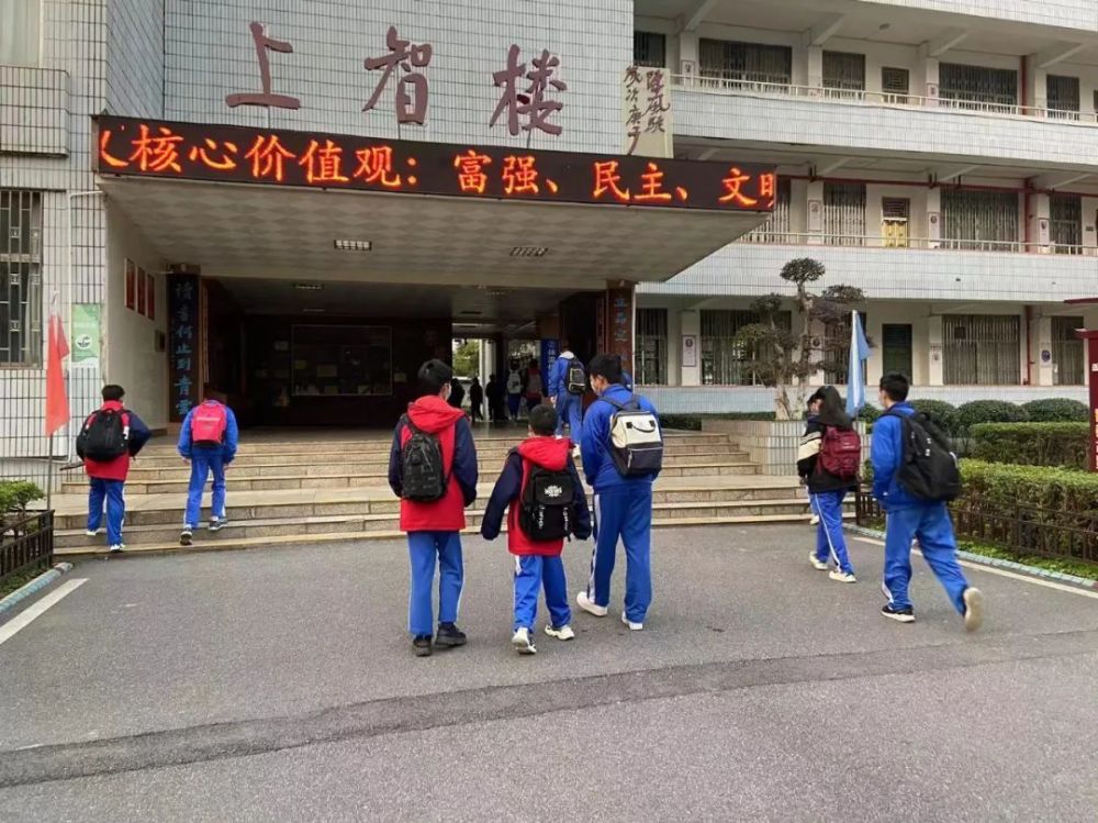 记者在广东省韶关市曲江初级中学门口