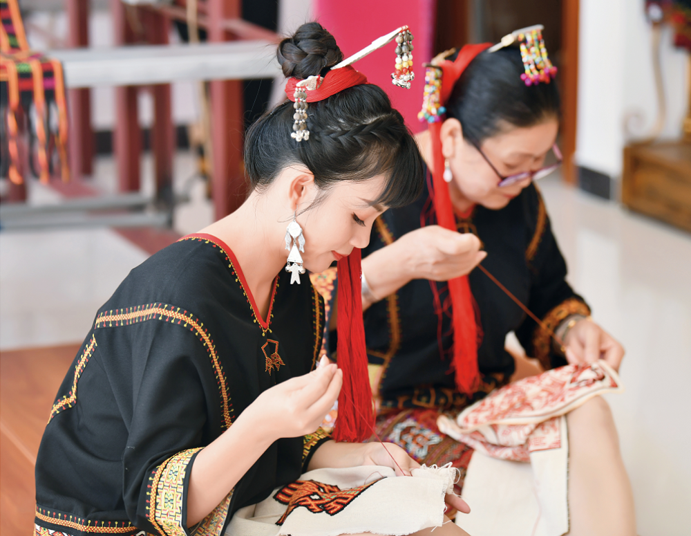 黎锦抖音第一人,让"冻住"的非遗技艺触网破圈_腾讯新闻