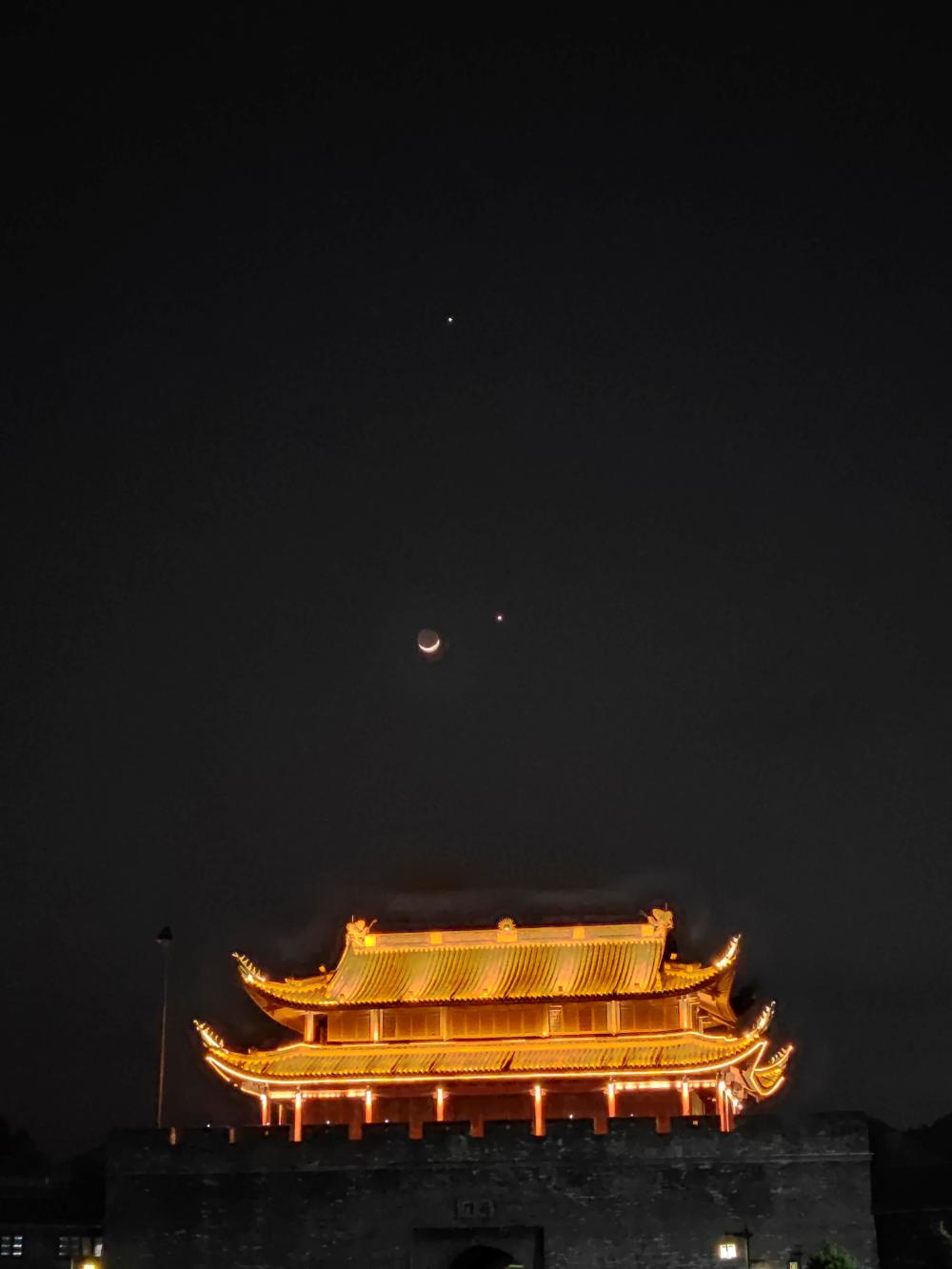 据北京天文馆高级工程师寇文介绍,今晚的金星伴月观测条件不错,木星的