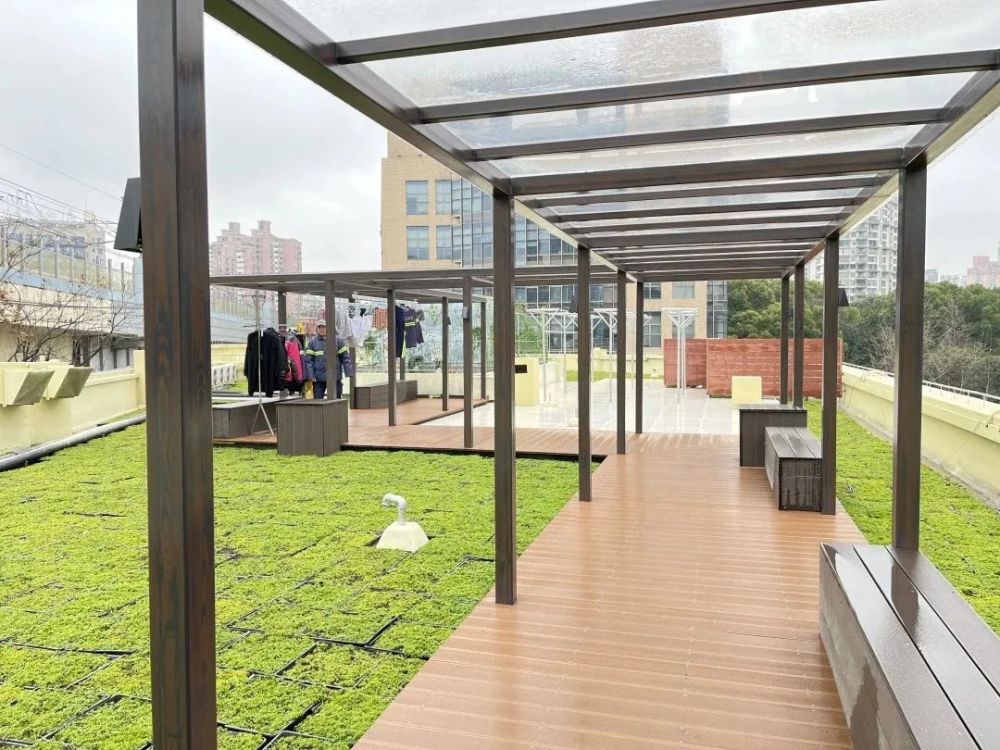 屋顶花园 ↑花园内除了公共晾晒区,还布置了廊架和休闲坐凳,并打造