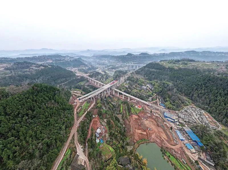 巴州區碾盤寺村附近,漢巴南鐵路下穿在建的蒼巴高速△長灘河大橋