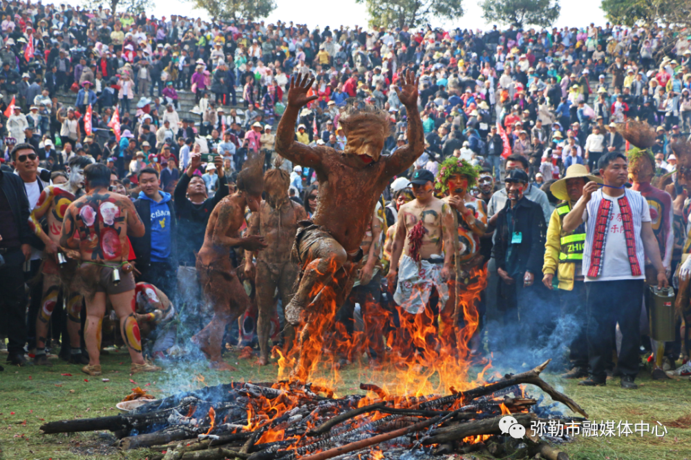 盛装,彩绘,载歌载舞…弥勒红万祭火节热闹非凡!_腾讯新闻