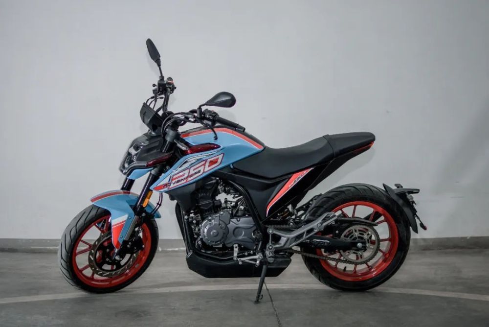 熟悉的车架 熟悉的发动机 熟悉的减震=宗申马拉古蒂m250r_腾讯新闻