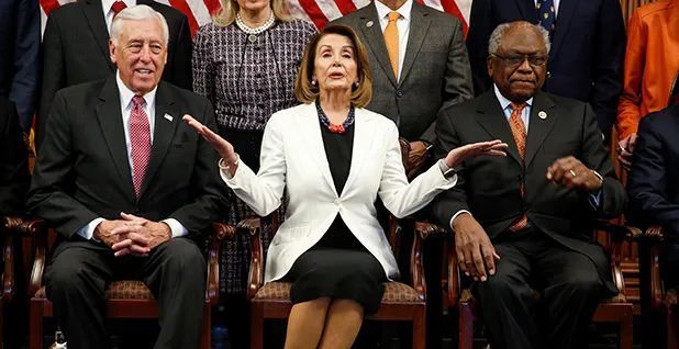 82岁的南希·佩洛西(nancy pelosi),83岁的斯坦尼·霍耶(steny hoyer)