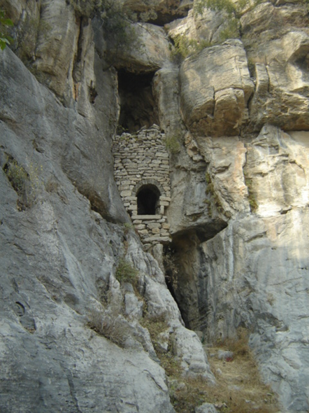 左半山腰中,又名吕祖洞.高虚嵌岩,人不可攀,可容百人