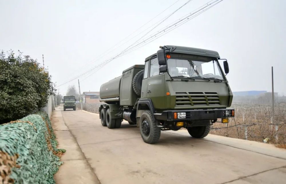 出发火箭军某部紧贴实战组织车辆装备拉动