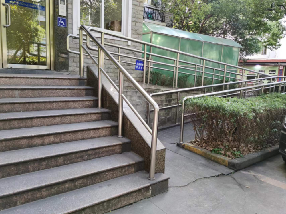 无论是邻里汇,文化长廊还是交通走道,小区都已经加装扶手,残疾人坡道