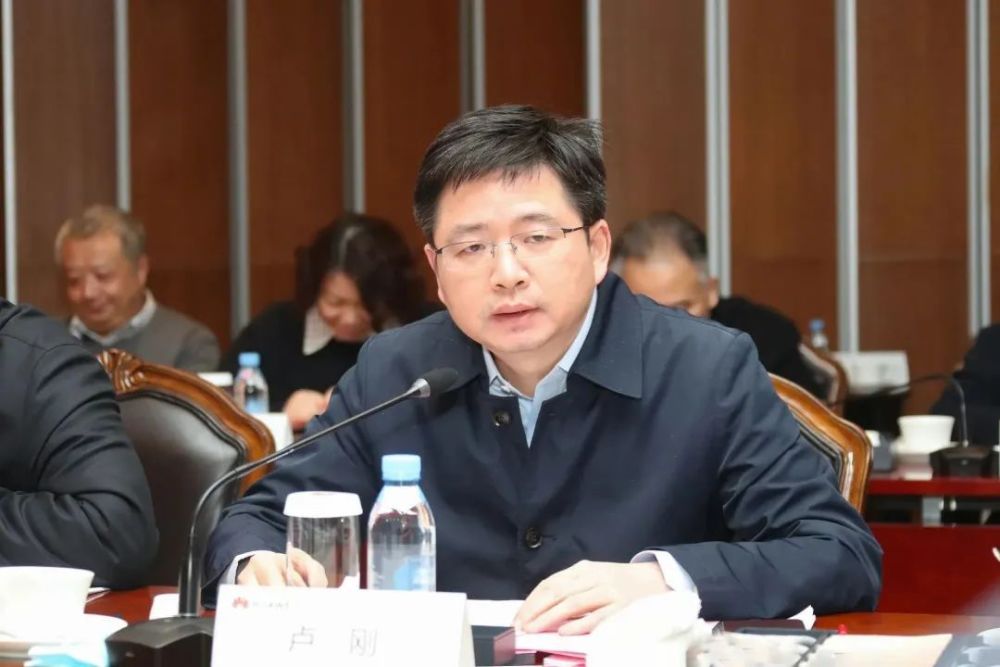 此次学习会区四套班子成员来到全球领先的科技龙头企业华为上海研究所