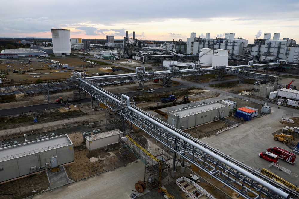社/路透这是2022年11月1日在德国施瓦茨海德拍摄的巴斯夫公司的化工厂