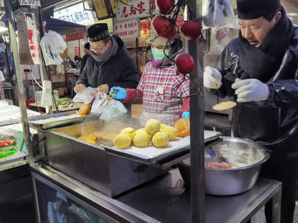 04"北方的冬天依然寒冷,但依然阻挡不了老百姓起大早吃早餐的热情,图