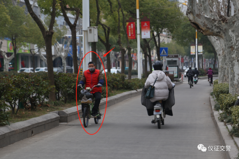 文明交通这些电动车闯红灯逆向行驶被曝光了