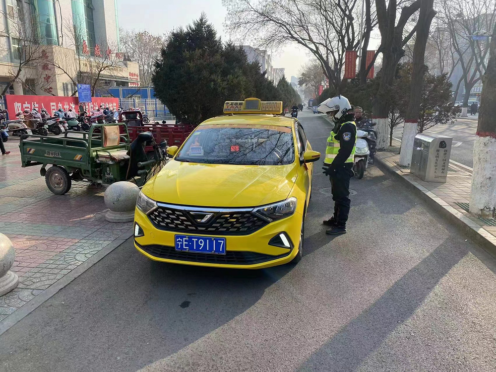 中卫交警开展出租车,公交车交通违法专项整治