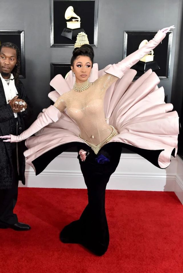 在时装的浮夸风中感受欢愉