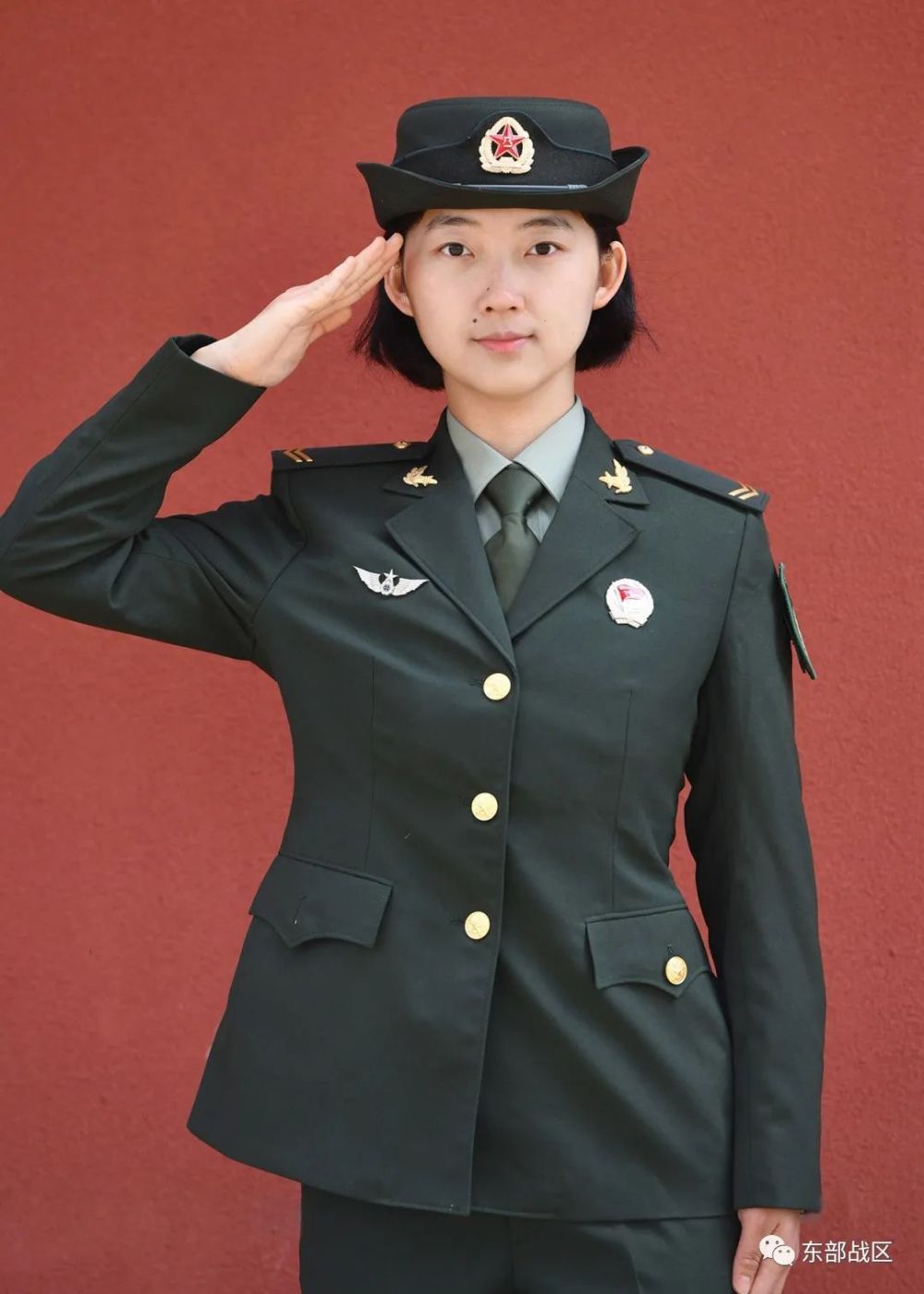 飒这3名女兵的履历真不简单