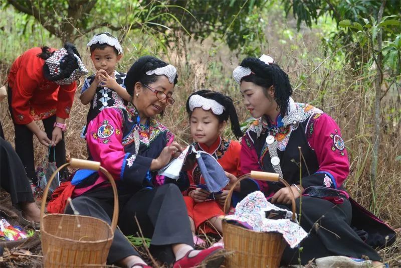 当非遗遇见云南|解锁"彝族服饰" 打卡绿春旅游_腾讯新闻