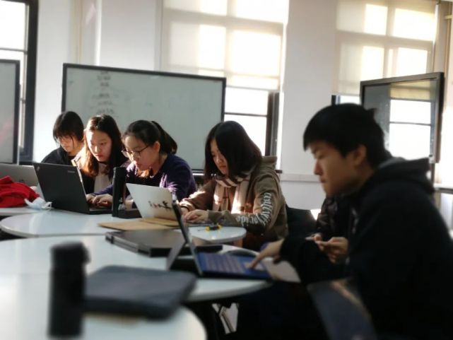北大附中教师李韧：在创意写作课中“看见”学生和自己_腾讯新闻