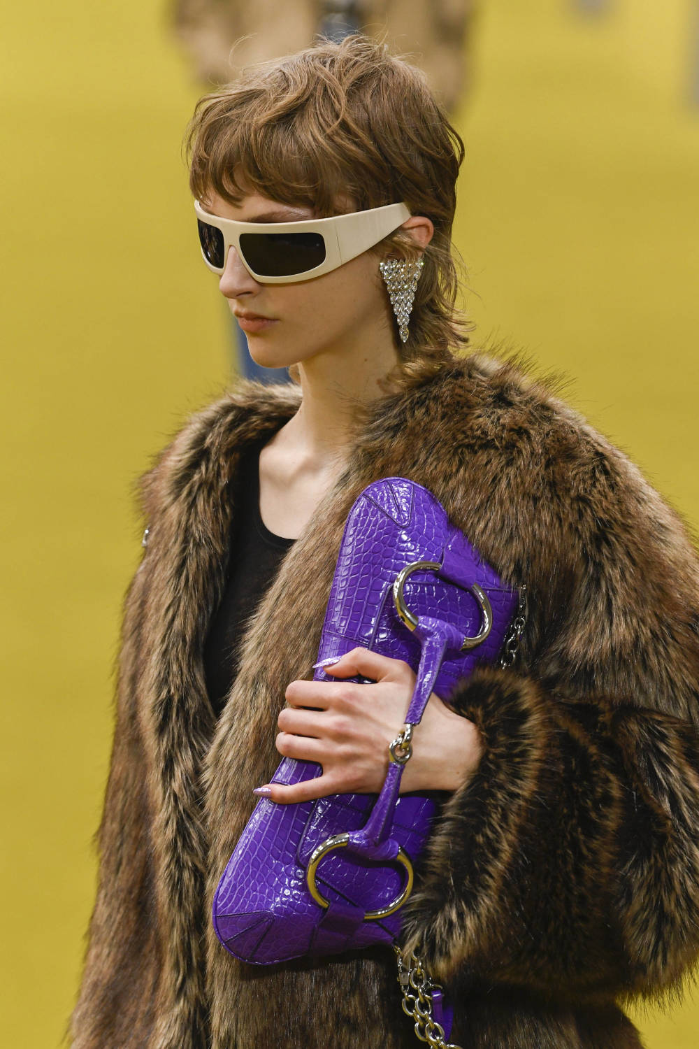 2月24日,模特在意大利米兰时装周上展示古驰品牌的2023秋冬新款女装.