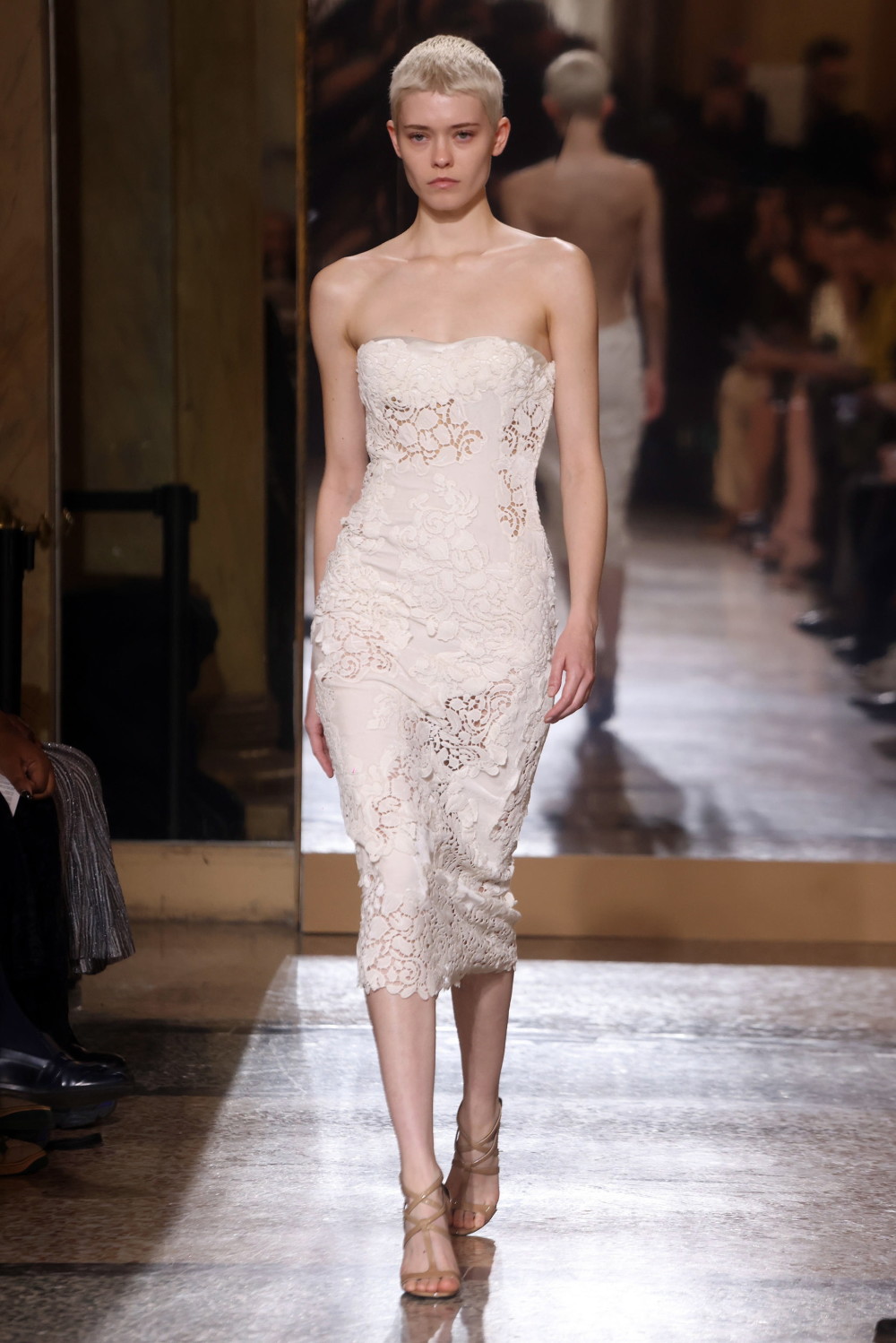 2月25日,模特在意大利米兰时装周上展示ermanno scervino品牌的2023